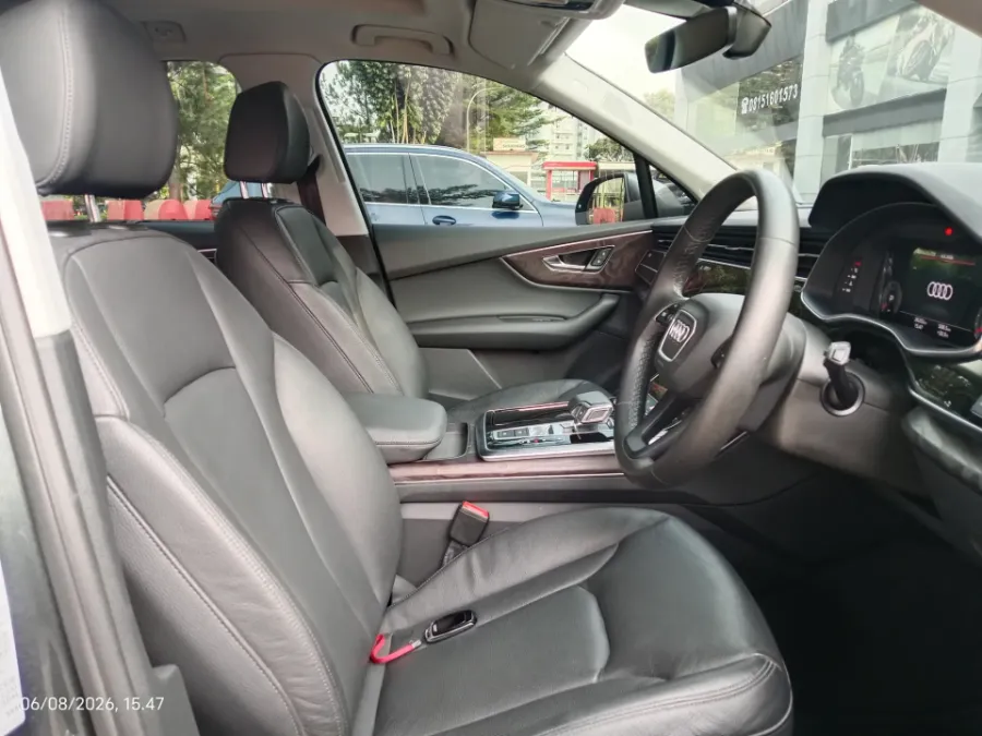 Foto Mobil Bekas Kabin Depan Audi Q7 3.0 TFSI tahun 2022