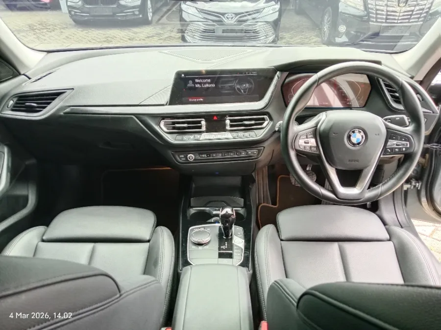 Foto Mobil Bekas Dashboard BMW 218i 1.5 tahun 2022