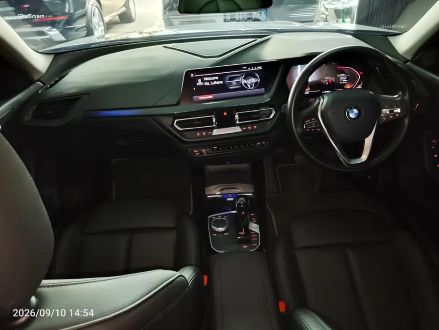 Foto Mobil Bekas Dashboard BMW 218i 1.5 tahun 2022