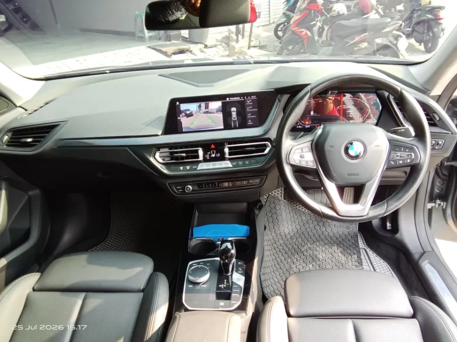 Foto Mobil Bekas Dashboard BMW 218i 1.5 tahun 2022