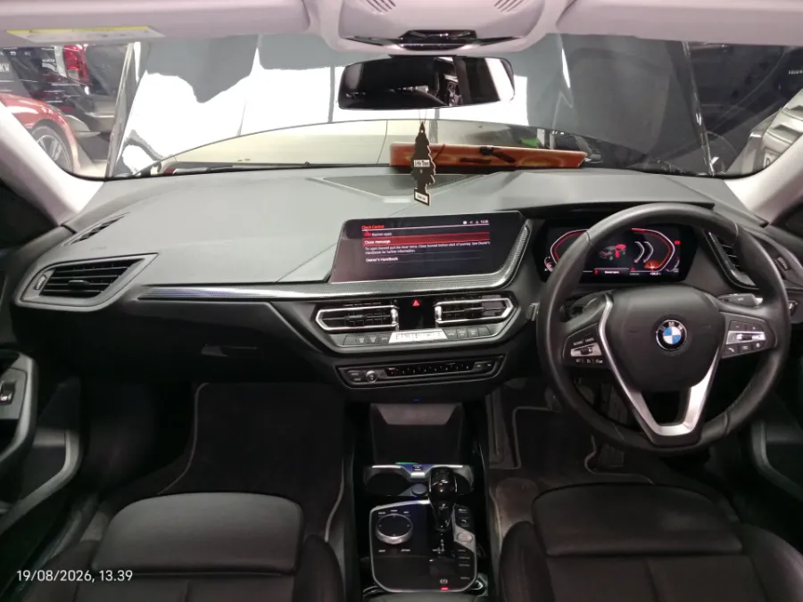 Foto Mobil Bekas Dashboard BMW 218i 1.5 tahun 2022