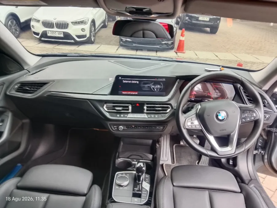 Foto Mobil Bekas Dashboard BMW 218i 1.5 tahun 2022