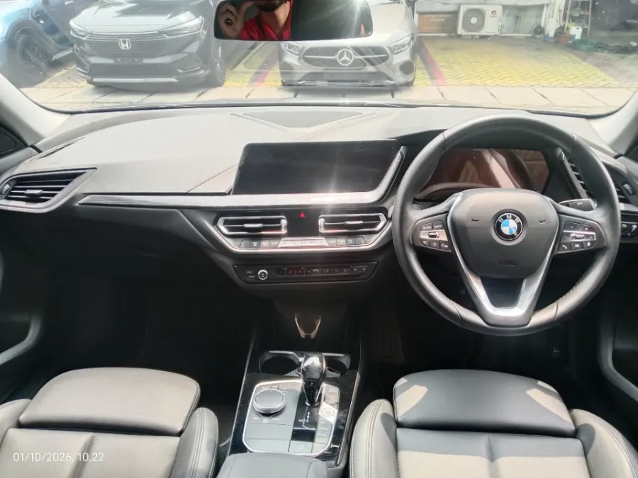 Foto Mobil Bekas Dashboard BMW 218i 1.5 tahun 2022