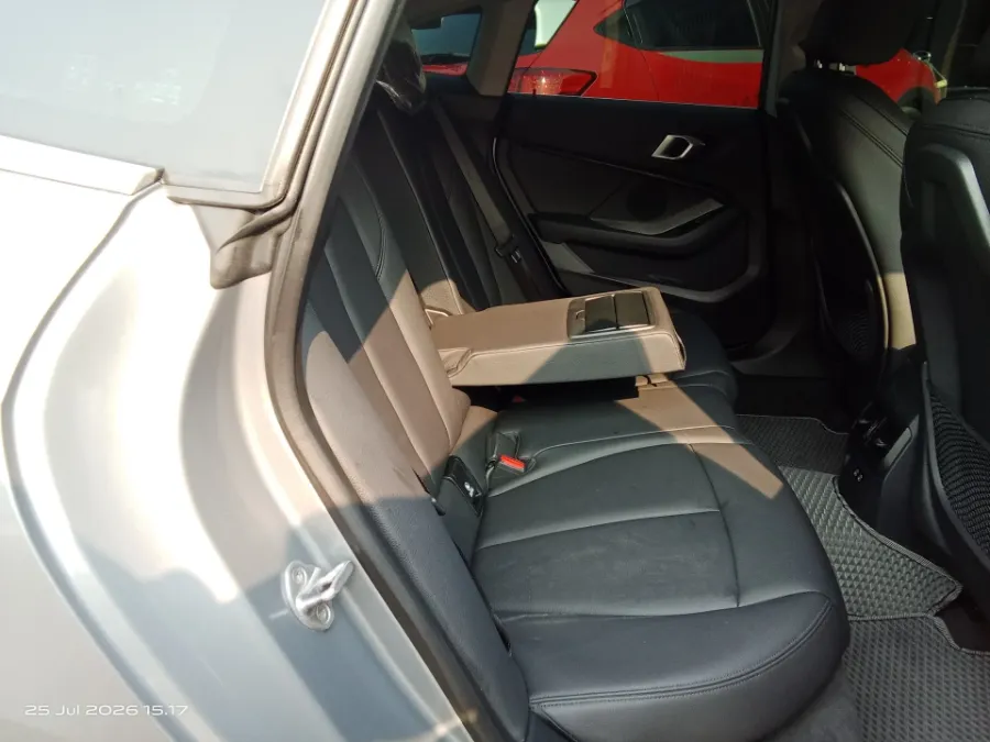 Foto Mobil Bekas Kabin Belakang BMW 218i 1.5 tahun 2022