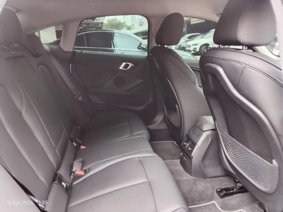 Foto Mobil Bekas Kabin Belakang BMW 218i 1.5 tahun 2022