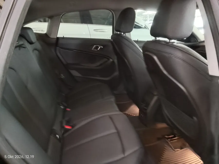 Foto Mobil Bekas Kabin Belakang BMW 218i 1.5 tahun 2022