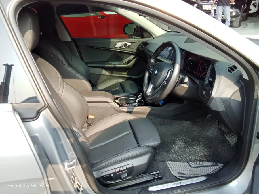 Foto Mobil Bekas Kabin Depan BMW 218i 1.5 tahun 2022
