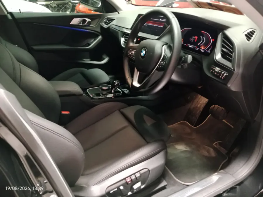 Foto Mobil Bekas Kabin Depan BMW 218i 1.5 tahun 2022
