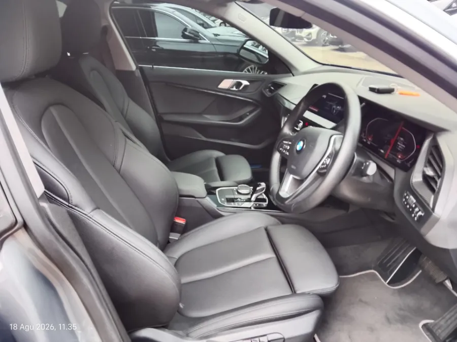 Foto Mobil Bekas Kabin Depan BMW 218i 1.5 tahun 2022