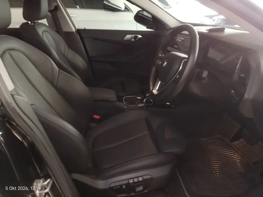 Foto Mobil Bekas Kabin Depan BMW 218i 1.5 tahun 2022