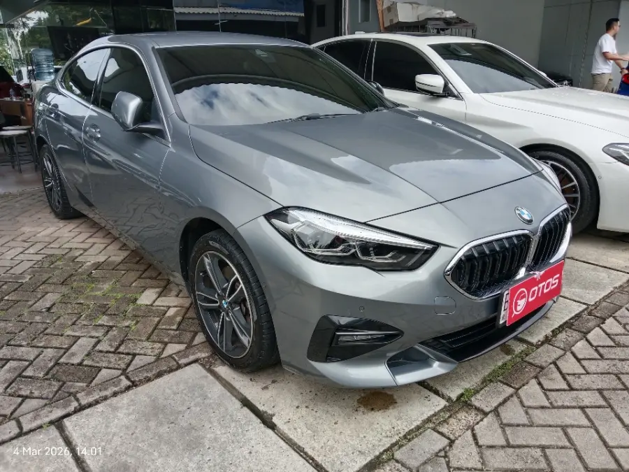 Foto Mobil Bekas Kanan Depan BMW 218i 1.5 tahun 2022