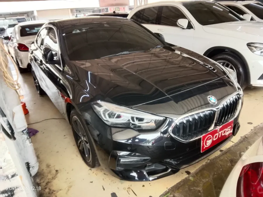 Foto Mobil Bekas Kanan Depan BMW 218i 1.5 tahun 2022