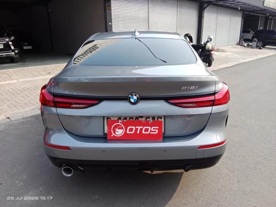 Foto Mobil Bekas Tampak Belakang BMW 218i 1.5 tahun 2022