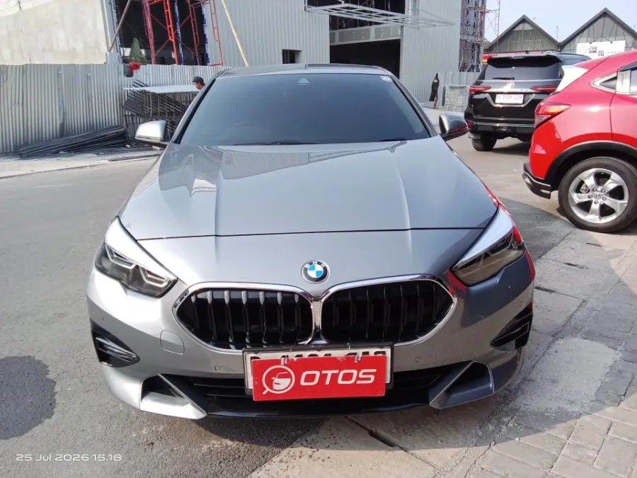 Foto Mobil Bekas Tampak Depan BMW 218i 1.5 tahun 2022