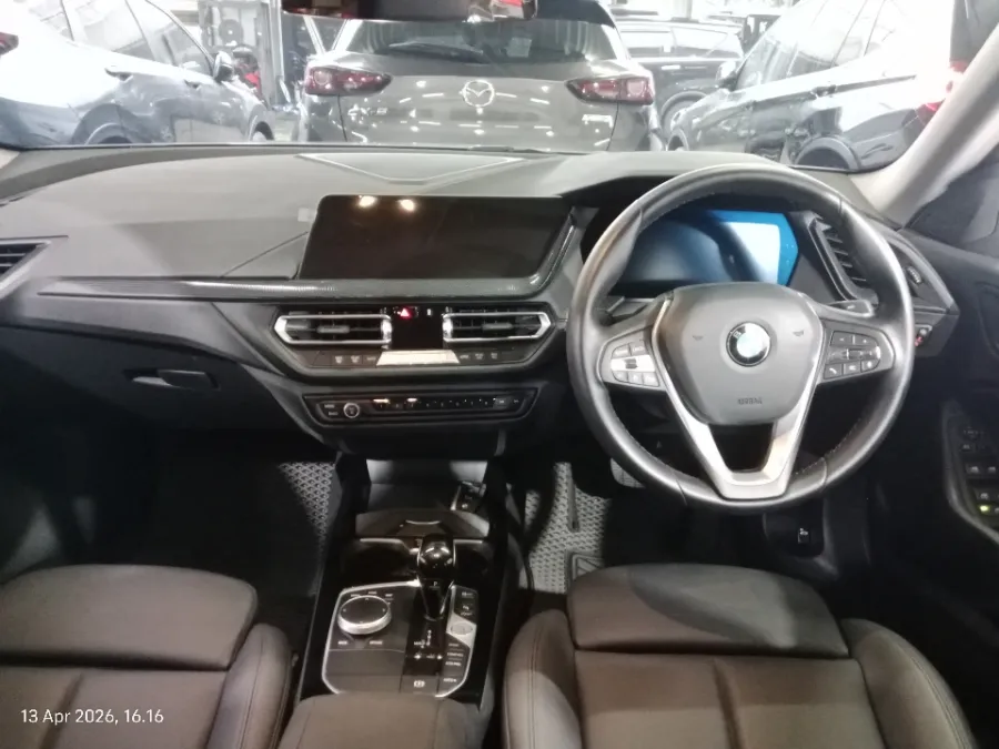 Foto Mobil Bekas Dashboard BMW 218i 1.5 tahun 2023
