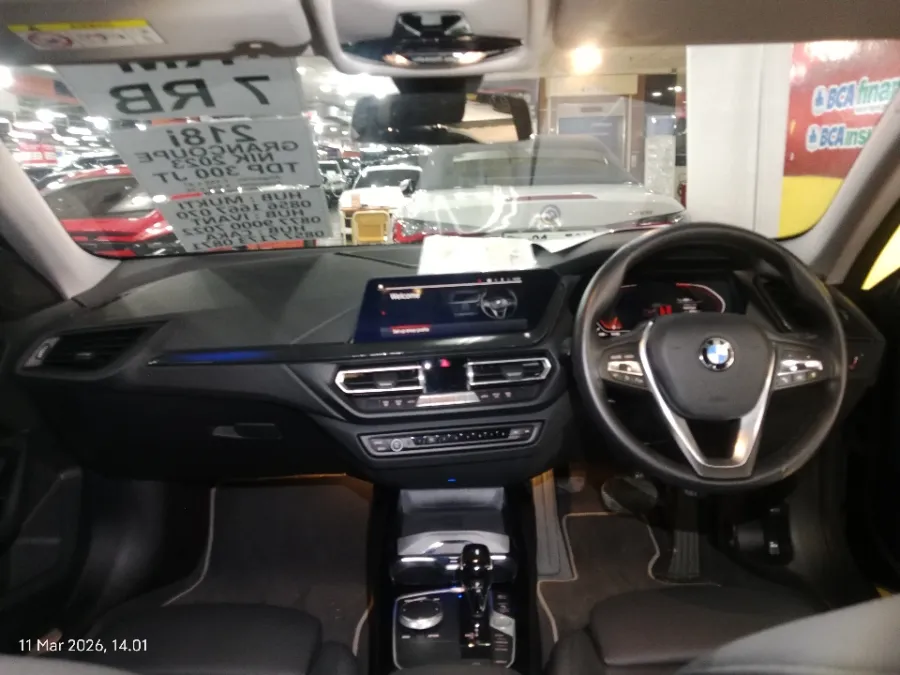 Foto Mobil Bekas Dashboard BMW 218i 1.5 tahun 2023