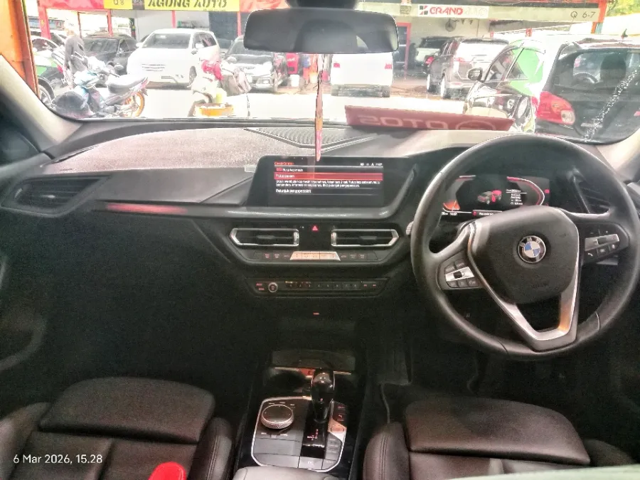 Foto Mobil Bekas Dashboard BMW 218i 1.5 tahun 2023