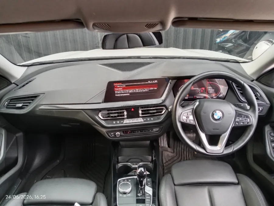 Foto Mobil Bekas Dashboard BMW 218i 1.5 tahun 2023