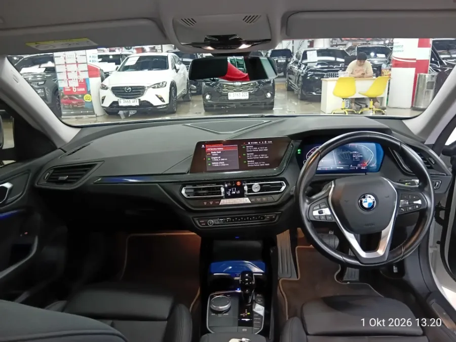 Foto Mobil Bekas Dashboard BMW 218i 1.5 tahun 2023