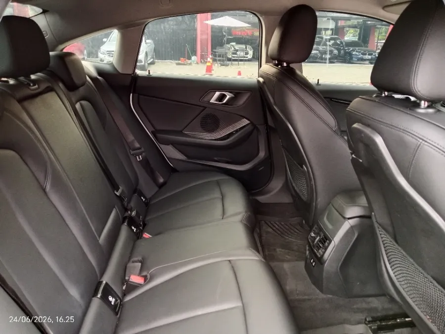 Foto Mobil Bekas Kabin Belakang BMW 218i 1.5 tahun 2023