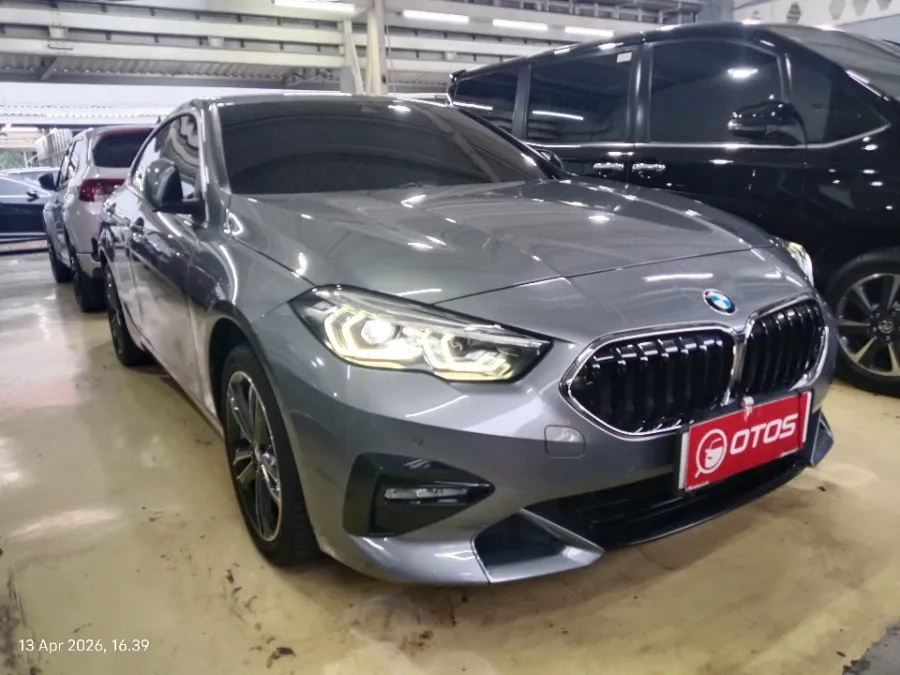 Foto Mobil Bekas Kanan Depan BMW 218i 1.5 tahun 2023