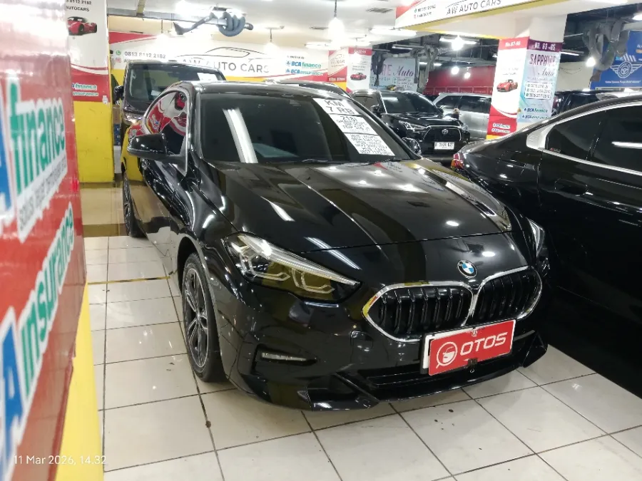 Foto Mobil Bekas Kanan Depan BMW 218i 1.5 tahun 2023
