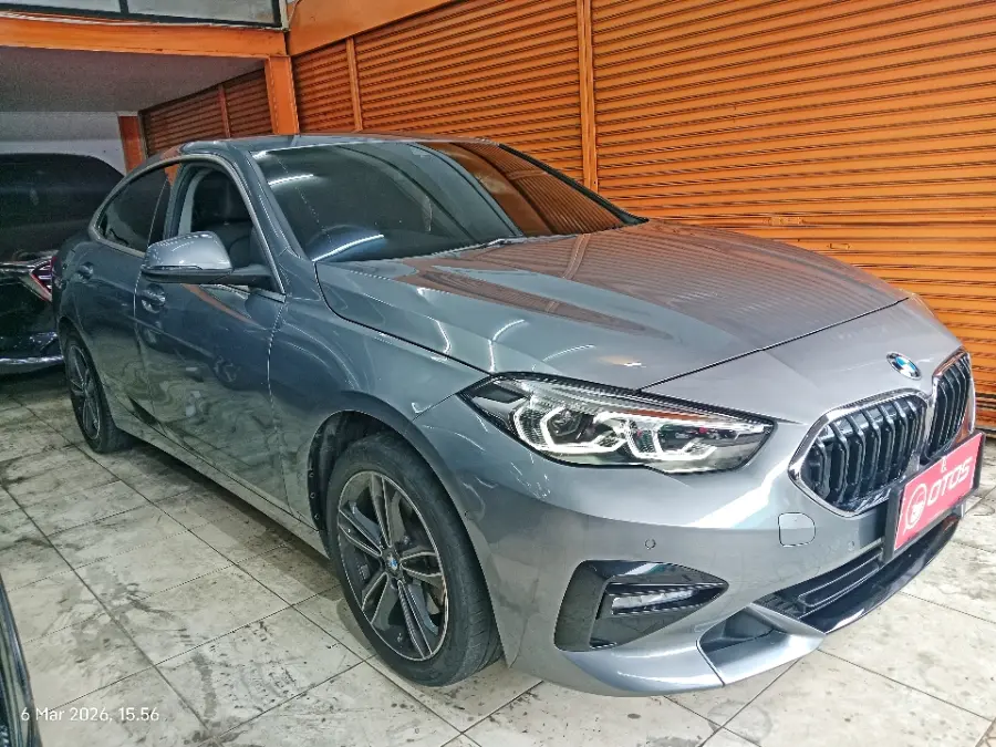Foto Mobil Bekas Kanan Depan BMW 218i 1.5 tahun 2023