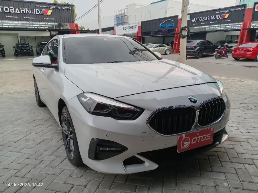 Foto Mobil Bekas Kanan Depan BMW 218i 1.5 tahun 2023