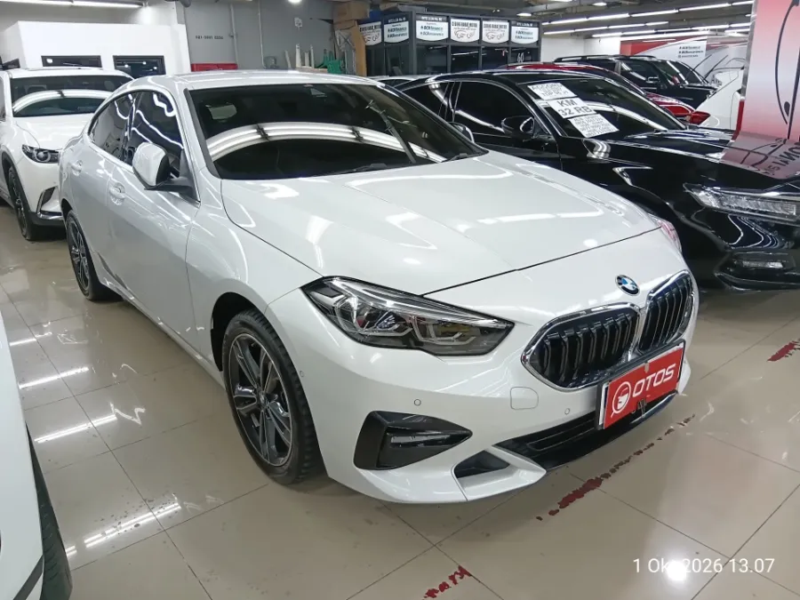 Foto Mobil Bekas Kanan Depan BMW 218i 1.5 tahun 2023