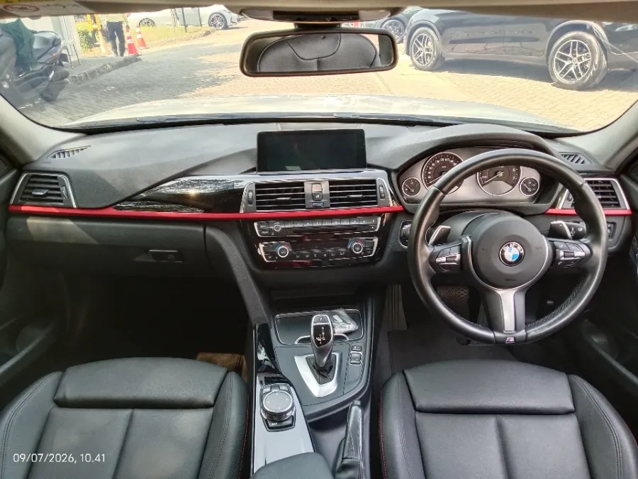 Foto Mobil Bekas Dashboard BMW 320i 2.0 tahun 2016