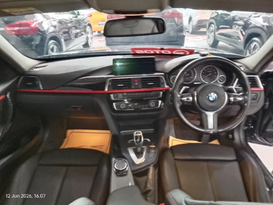 Foto Mobil Bekas Dashboard BMW 320i 2.0 tahun 2016