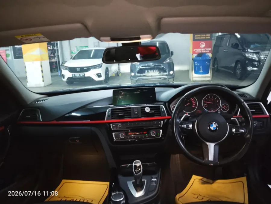 Foto Mobil Bekas Dashboard BMW 320i 2.0 tahun 2016