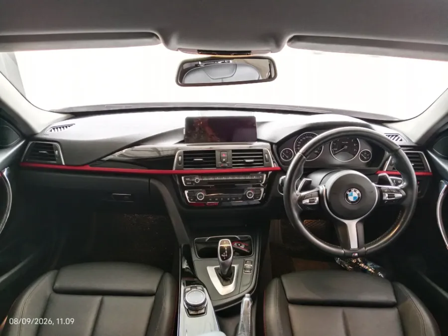 Foto Mobil Bekas Dashboard BMW 320i 2.0 tahun 2016