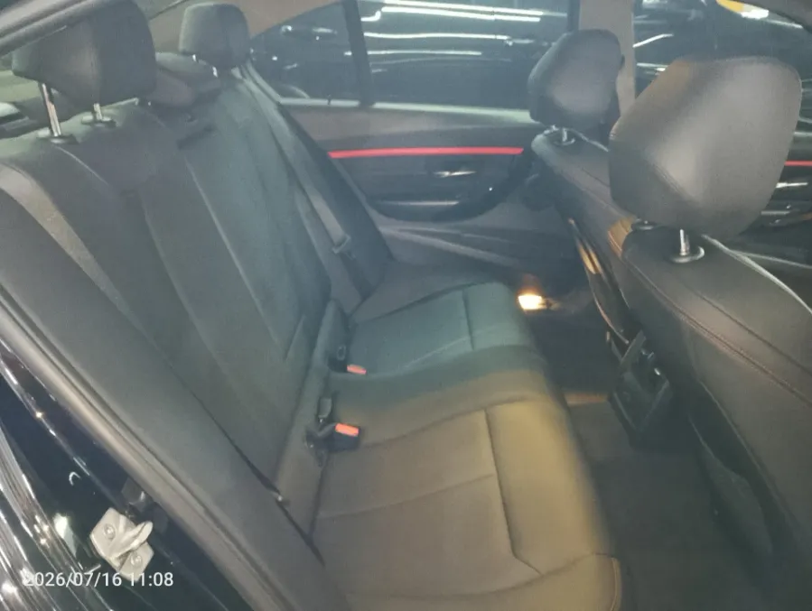 Foto Mobil Bekas Kabin Belakang BMW 320i 2.0 tahun 2016