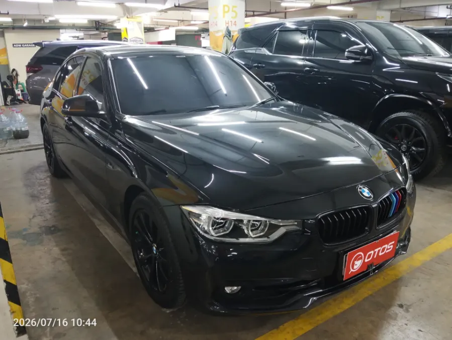 Foto Mobil Bekas Kanan Depan BMW 320i 2.0 tahun 2016