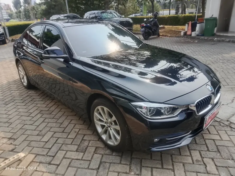 Foto Mobil Bekas Kanan Depan BMW 320i 2.0 tahun 2016