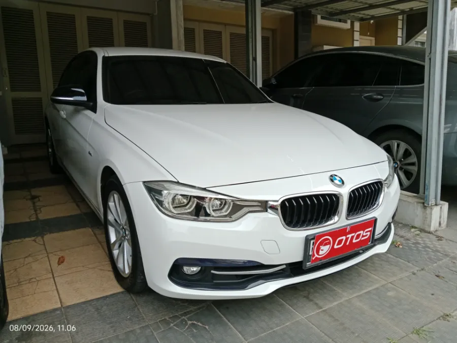Foto Mobil Bekas Kanan Depan BMW 320i 2.0 tahun 2016