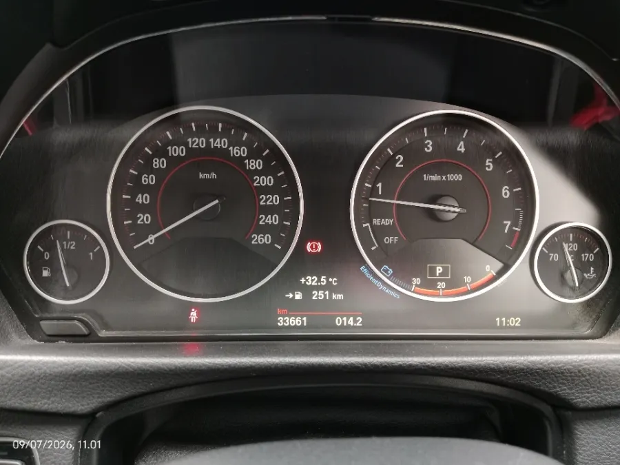 Foto Mobil Bekas Odometer BMW 320i 2.0 tahun 2016