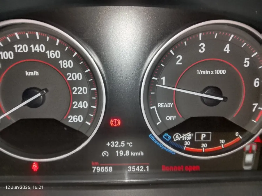 Foto Mobil Bekas Odometer BMW 320i 2.0 tahun 2016