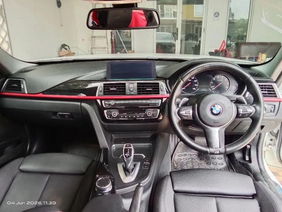 Foto Mobil Bekas Dashboard BMW 320i 2.0 tahun 2017