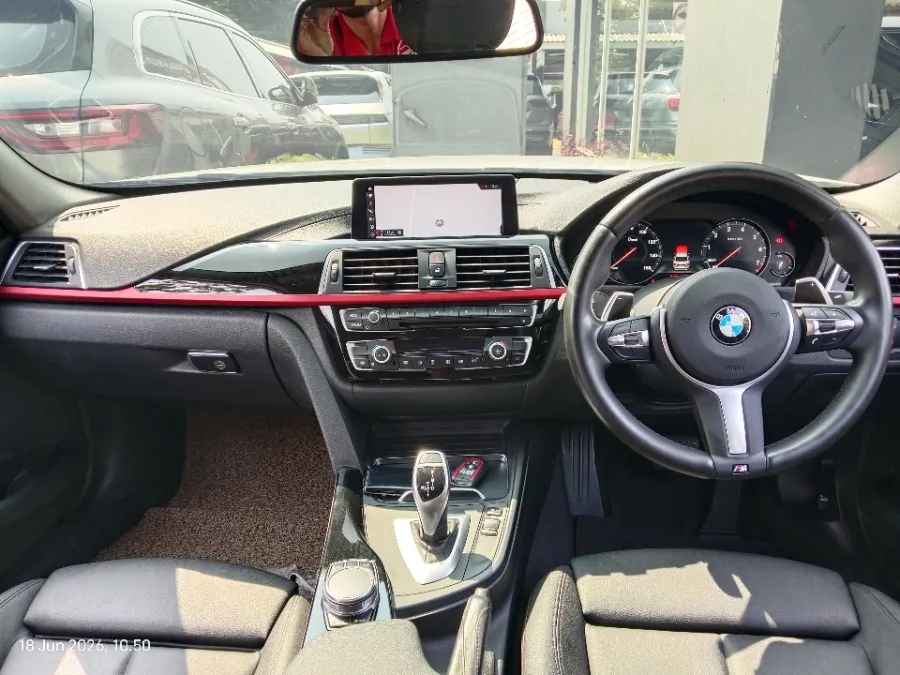 Foto Mobil Bekas Dashboard BMW 320i 2.0 tahun 2017