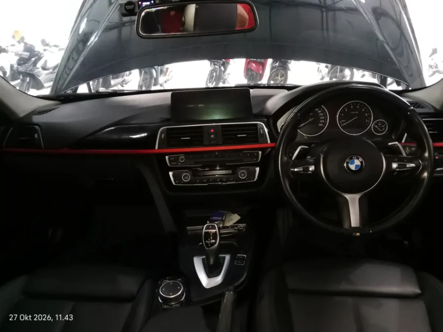 Foto Mobil Bekas Dashboard BMW 320i 2.0 tahun 2017