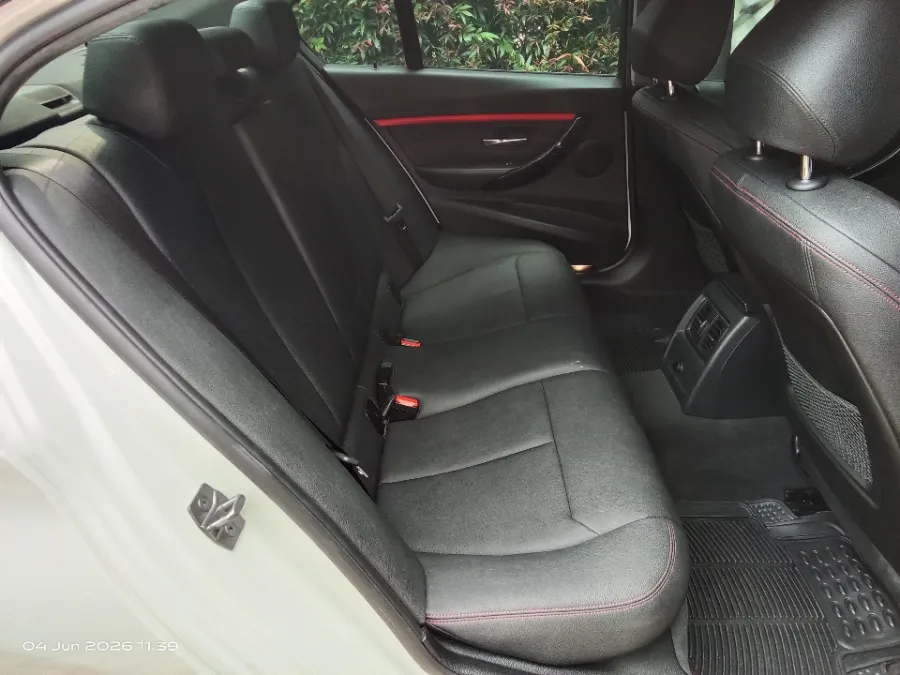 Foto Mobil Bekas Kabin Belakang BMW 320i 2.0 tahun 2017