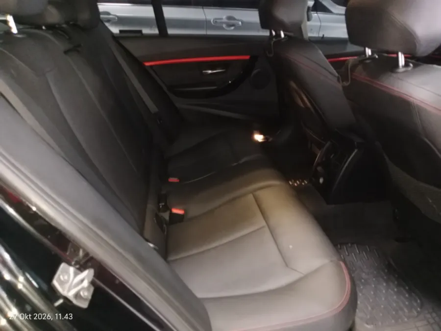 Foto Mobil Bekas Kabin Belakang BMW 320i 2.0 tahun 2017