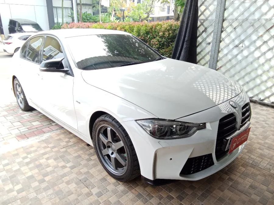Foto Mobil Bekas Kanan Depan BMW 320i 2.0 tahun 2017
