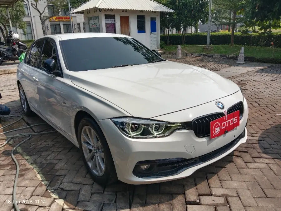 Foto Mobil Bekas Kanan Depan BMW 320i 2.0 tahun 2017