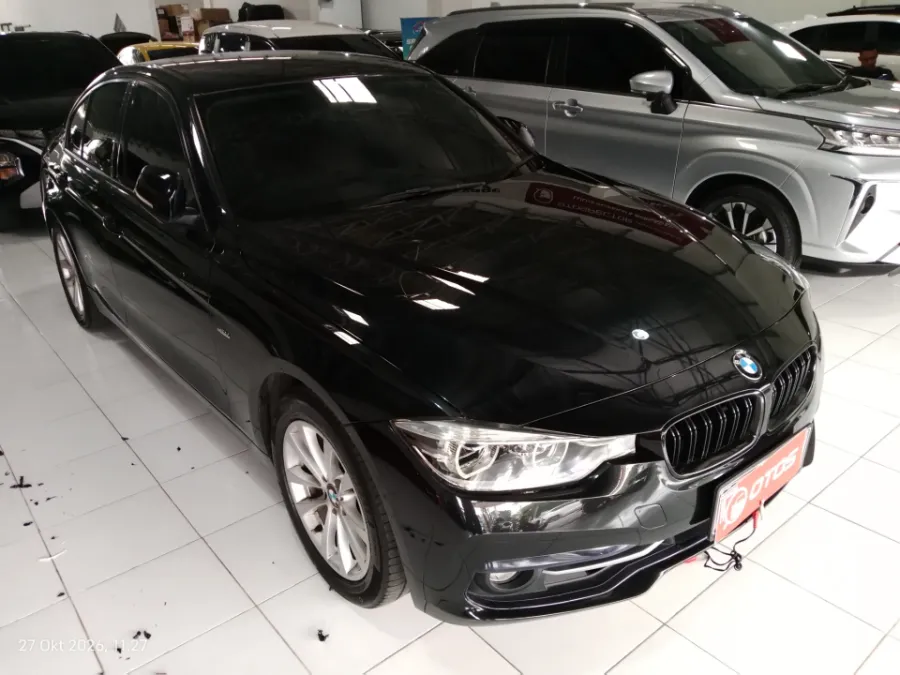 Foto Mobil Bekas Kanan Depan BMW 320i 2.0 tahun 2017