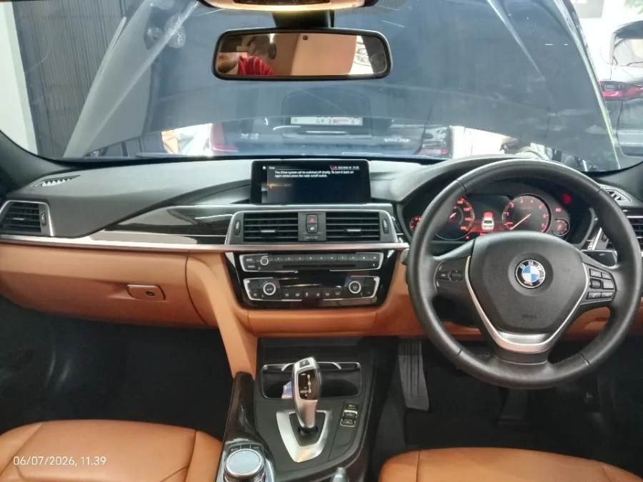 Foto Mobil Bekas Dashboard BMW 320i 2.0 tahun 2018