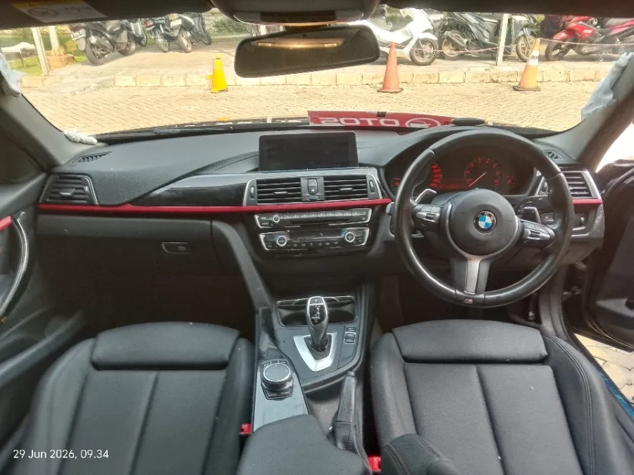 Foto Mobil Bekas Dashboard BMW 320i 2.0 tahun 2018