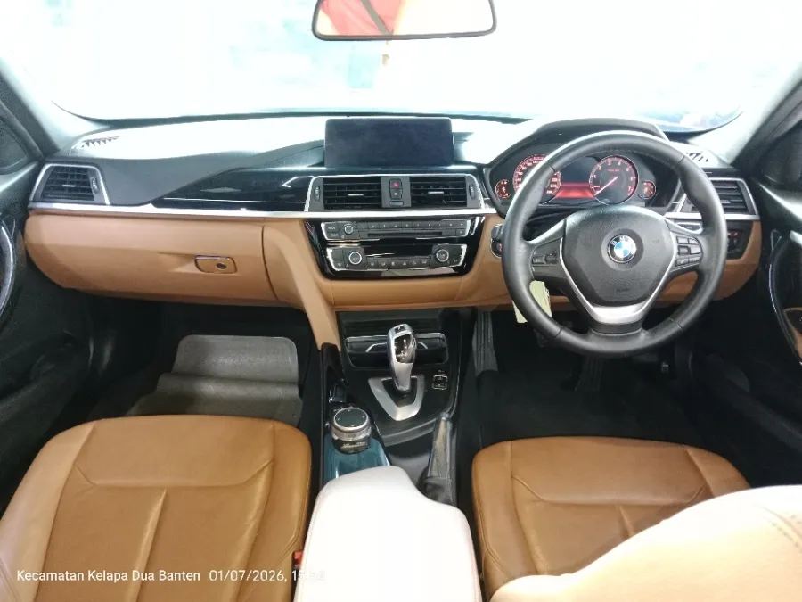 Foto Mobil Bekas Dashboard BMW 320i 2.0 tahun 2018